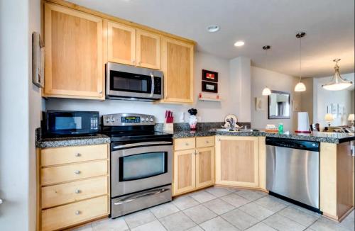Exceptional Vacation Home in Rockaway Beach townhouse - image 6