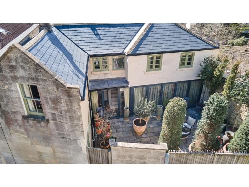 Oppulent Lansdown Crescent Mews House with Free parking - Pass the Keys, Bath