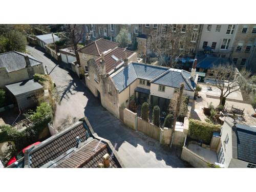 Oppulent Lansdown Crescent Mews House with Free parking - Pass the Keys, Bath (photo 4)