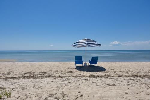 146 Large Beachfront Paradise with Expansive Deck Stunning Views High End Kitchen Steps to the Beach Close to Commercial Street - image 2