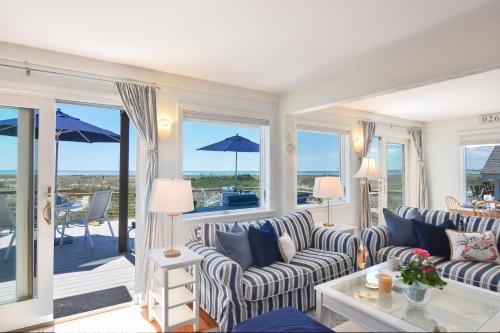 146 Large Beachfront Paradise with Expansive Deck Stunning Views High End Kitchen Steps to the Beach Close to Commercial Street - image 4