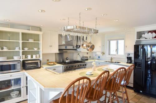 146 Large Beachfront Paradise with Expansive Deck Stunning Views High End Kitchen Steps to the Beach Close to Commercial Street - image 6