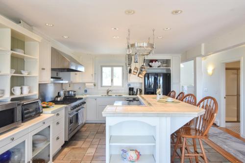 146 Large Beachfront Paradise with Expansive Deck Stunning Views High End Kitchen Steps to the Beach Close to Commercial Street - image 7
