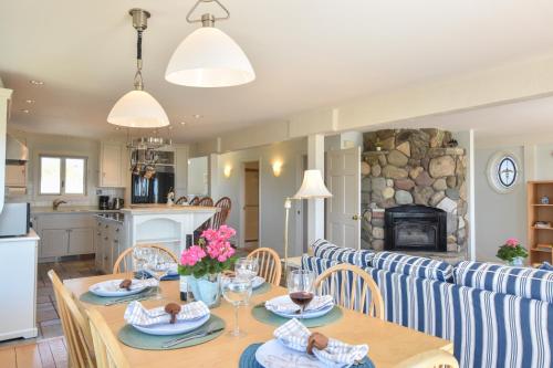 146 Large Beachfront Paradise with Expansive Deck Stunning Views High End Kitchen Steps to the Beach Close to Commercial Street - image 8