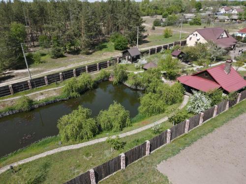 Viesnīcas āriene, Затишна садиба з озером біля лісу in Ivankiv