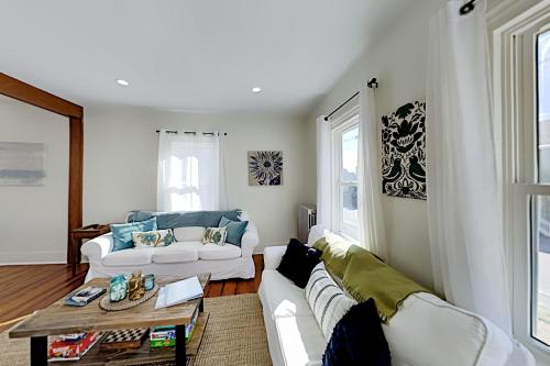 Bayside Cottage & Barn - 2 Coastal-Chic Homes Duplex - main image