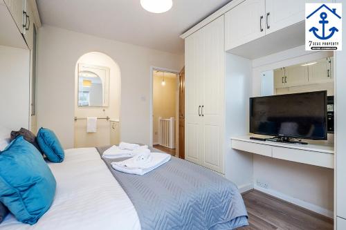 Luxury 4 Bed House Maidenhead w Garden and Parking