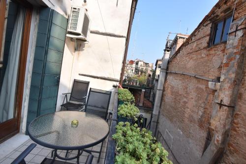 Charming Venice Apartments - image 10