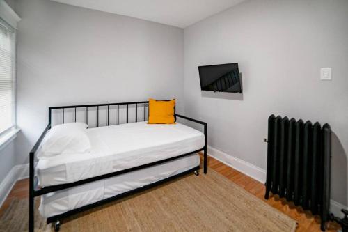 Mid Century Modern 2BR With Den 20 Min from NYC