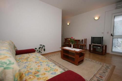 Two-Bedroom Apartment with Terrace and Sea View image 2
