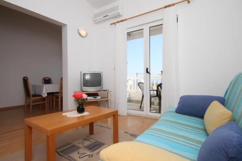 Two-Bedroom Apartment with Terrace and Sea View room in Apartments with a parking space Makarska - 6640