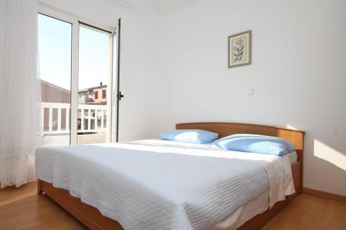 Two-Bedroom Apartment with Terrace and Sea View image 2