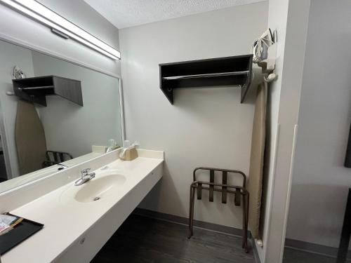Embassy Inn - Hohenwald - image 8