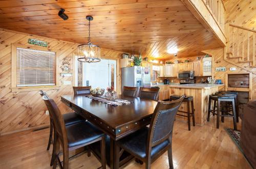Mountain View Holy Smoky Cabin in Sevierville, USA