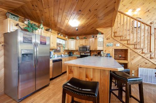 Mountain View Holy Smoky Cabin in Sevierville, USA