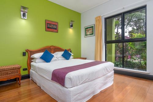 1 queen bed, 1 sofa bed