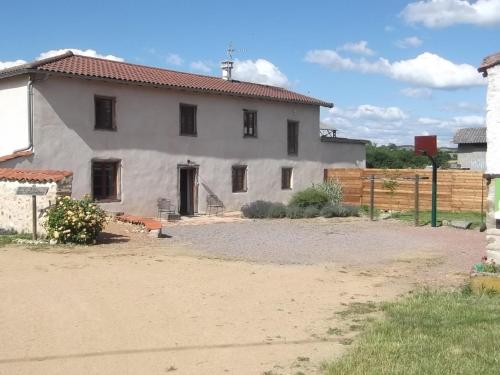 Gîte Saint-Georges-de-Baroille, 4 pièces, 6 personnes - FR-1-496-170 - Location saisonnière - Saint-Georges-de-Baroille