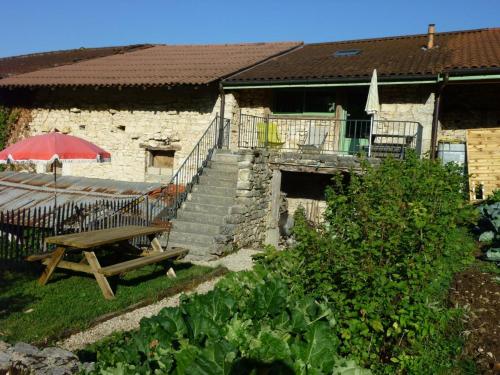 Gîte Serrières-sur-Ain, 3 pièces, 5 personnes - FR-1-493-184 gîte à louer Leyssard