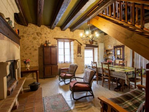 Gîte Saint-Front-la-Rivière, 3 pièces, 6 personnes - FR-1-616-117