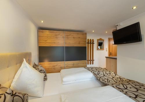 1 queen bed, 2 sofa beds