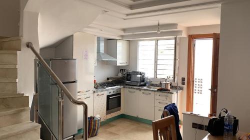 Residence les chalets Sidi bouzid eljadida :contient 2 chambre un salon cuisine americaine equipee u