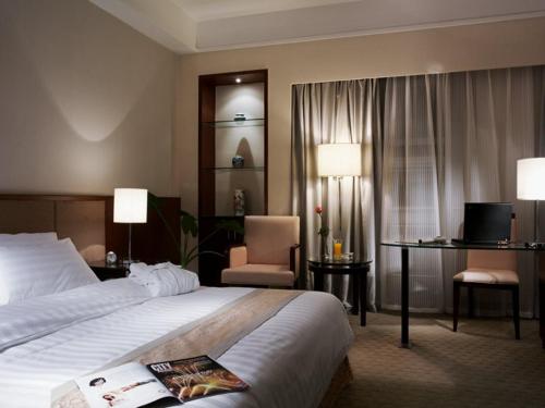 Jinling Jingyuan Plaza Ideally located in the Gu Lou District area, Jinling Jingyuan Plaza promises a relaxing and wonderful visit. The property has everything you need for a comfortable stay. Facilities like 24-hour front