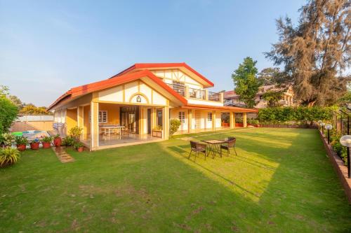 B&B Lonavla - StayVista's V Square - Enjoy a pool and indoor games for a leisurely stay - Bed and Breakfast Lonavla