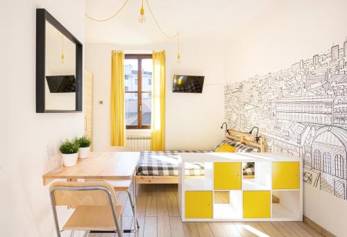 A Yellow Touch - Modern Studio in Isola Milano