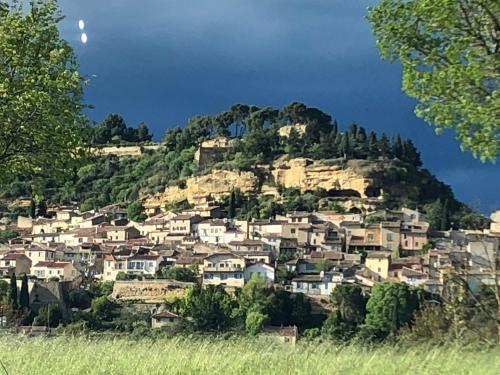 L'AMANDERAIE à côté de LOURMARIN en LUBERON