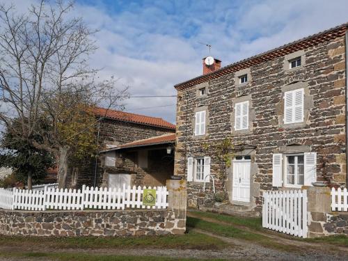 Maison familiale calme avec terrasse et circuits de randonnée - FR-1-582-200 gîte à louer Saint-Georges-d'Aurac