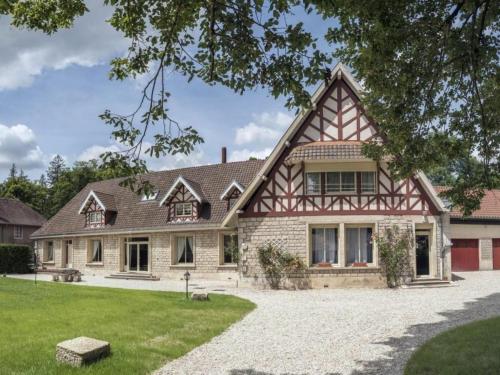 Gîte pour 12 face au château de Thillombois avec jardin, cheminée et équipements PMR - FR-1-585-38 gîte à louer Bois de Meuse