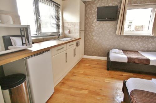 Central Studios Gloucester Road by RoomsBooked - Free Parking - Accommodation - Cheltenham