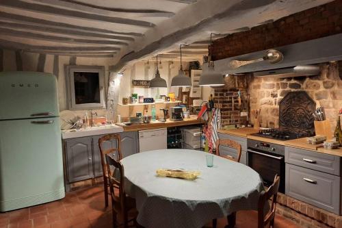 La Lanterne: Grande maison à deux pas de la mer (La Lanterne: Grande maison a deux pas de la mer) in La Chapelle Sur Dun