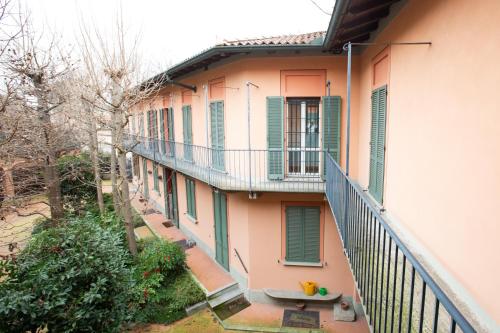 Terrazzo/balcone, Villa grande con stanze, bagni e giardino in Corbetta