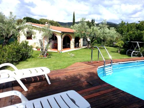  La Sassa Villa Sleeps 4 Pool Air Con WiFi, Pension in Sassa