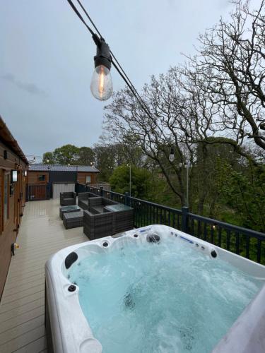 Boggy Creek - lodge with hot tub