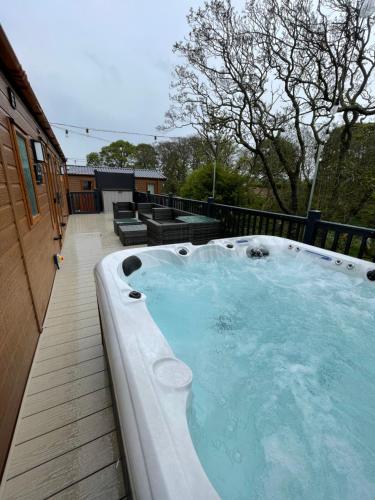 Boggy Creek - lodge with hot tub
