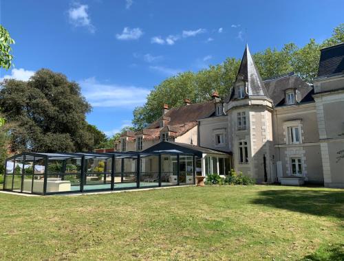 Château l'Hubertière, classé du tourisme 4 étoiles - Accommodation - Bouresse