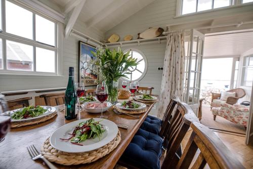 The Boathouse in Felixstowe Ferry - Stunning Waterfront Property