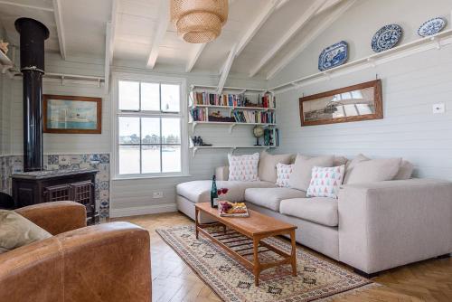 The Boathouse in Felixstowe Ferry - Stunning Waterfront Property