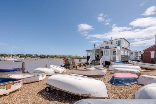 The Boathouse in Felixstowe Ferry - Stunning Waterfront Property