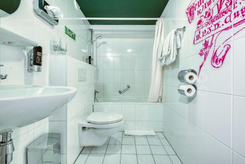 Quadruple Room image 6