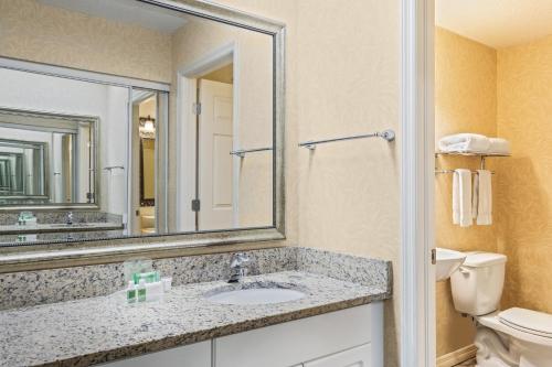 Queen Room with Two Queen Beds and Mobility Accessible Tub