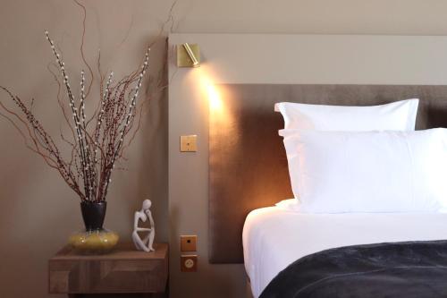 1 queen bed, 1 sofa bed