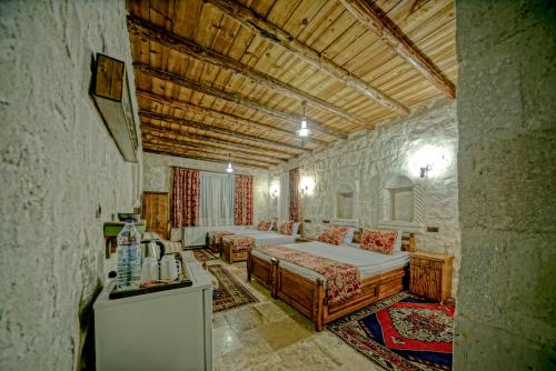 1 queen bed, 2 twin beds