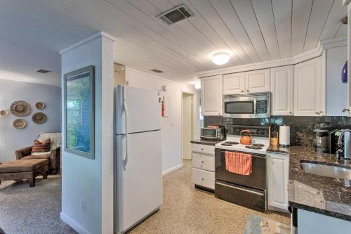 Cozy St Simons Island Getaway by Shops Beach - image 5