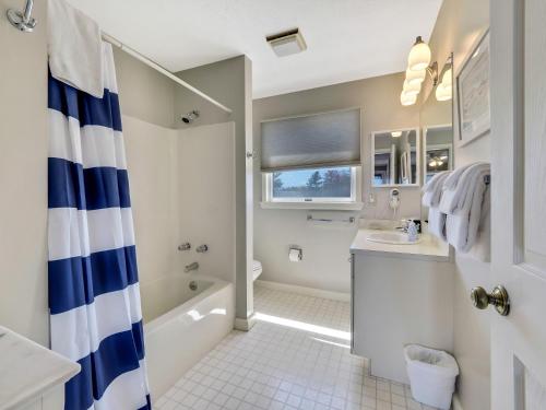 302 North Shore Inn - image 10