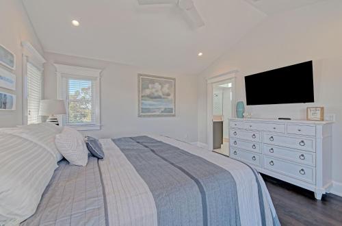 LUXURY AWAITS 5 bed 5 bath elevator Heated Pool Spa Free WiFi Beach Gear, Bikes private dock