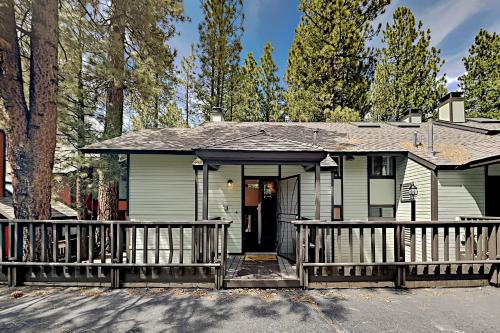 Walk to Slopes! Escape For All Seasons Townhome townhouse - image 3
