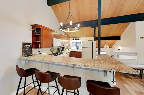 Walk to Slopes! Escape For All Seasons Townhome townhouse - image 8